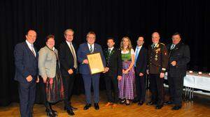Der Bürgermeister außer Dienst Herbert Mießl (4.v.l.) erhielt den Ehrenring und die Ehrennadel in Gold 