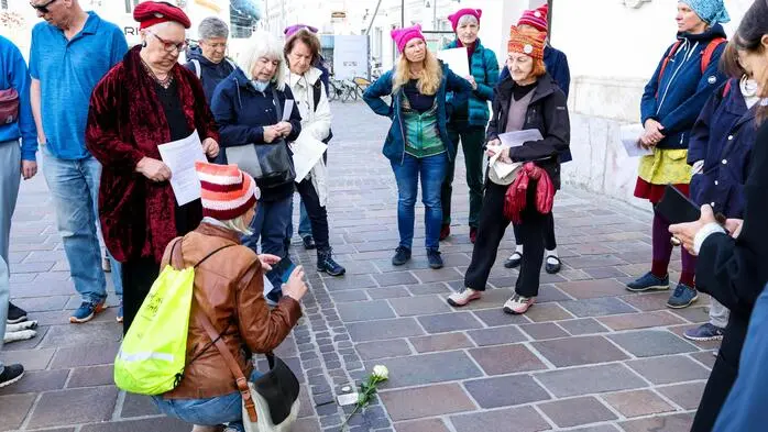 Die politische Plattform „Omas gegen Rechts“ ist die größte feministische Aktionsgruppe älterer Frauen in Österreich, Deutschland, der Schweiz und in Südtirol. 