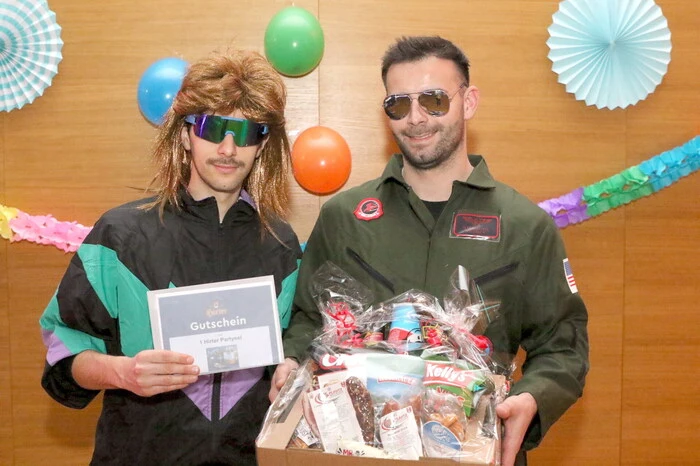 Grund des ungewöhnlichen Maskenaufmarsches war das Gschnasfest des Eishockeyclubs (EHC) Micheldorf, welches EHC-Obmann Mike Hölbling und Schriftführer Michael Trampitsch (von rechts) auf die Beine gestellt hatten. 
