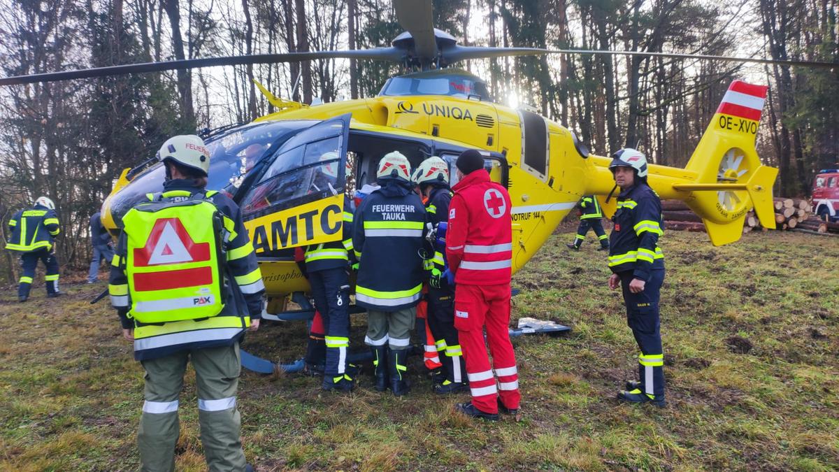 Mit dem Rettungshubschrauber wurde der schwerverletzte Mann ins LKH Graz geflogen