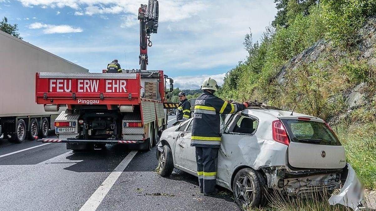 Zweimal kamen am Dienstag Fahrzeuge auf der regennassen Autobahn ins Schleudern