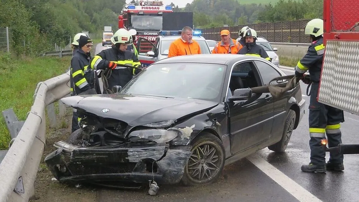 Das Auto wurde beim Unfall schwer demoliert