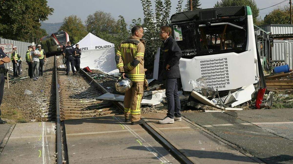 Der Unfall am Dienstag forderte mit der Busfahrerin ein Todesopfer