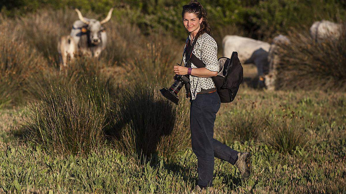 Ramona Waldner mit Kamera bewaffnet in der Toskana 