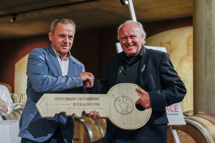 „Mr. Nightrace“ Hans Grogl übergab symbolisch einen Schlüssel an seinen Nachfolger als Obmann des Wintersportvereins Hansjörg Stocker. 
