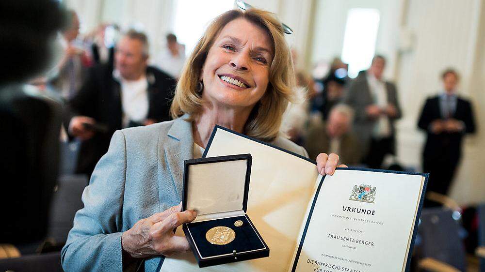 Senta Berger mit der Bayerischen Staatsmedaille für besondere soziale Verdienste