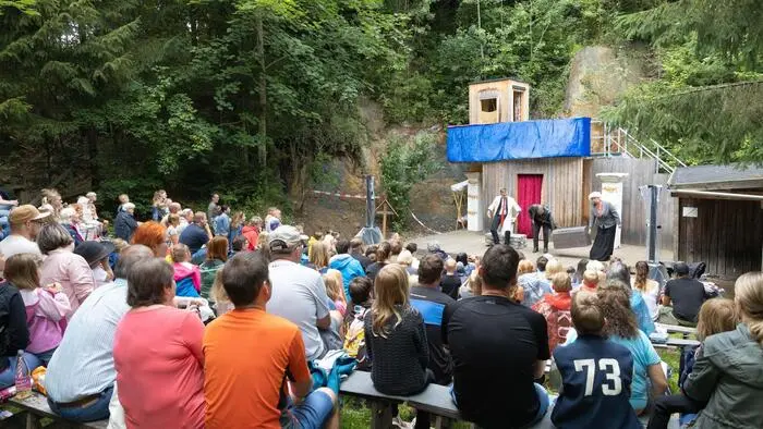 Der Thalburger Kultur– und Theaterverein lädt heuer wieder zum beliebten Sommertheater in die Theaterarena.