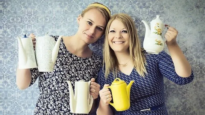 Sandra Auer und Yunona Khripunova eröffnen „Omas Teekanne“