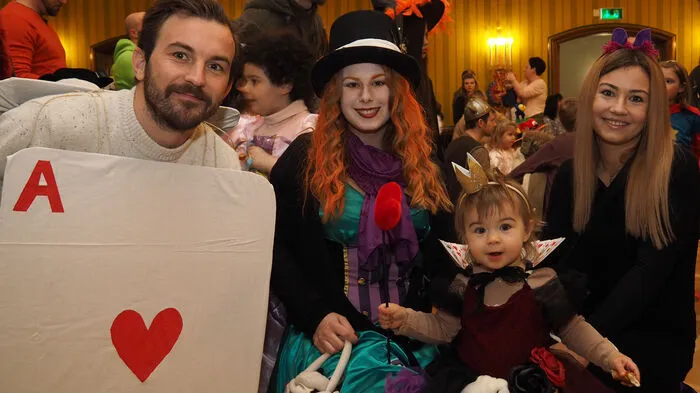 Beim 56. Kindermaskenball der Stadt Klagenfurt im Konzerthaus traten so manche Familien als Gesamtkunstwerk auf, wie etwa hier die Familien Fischer und Krenn mit Herzkönigin Töchterchen Charlize Fischer-Krenn als "Alice im Wunderland".