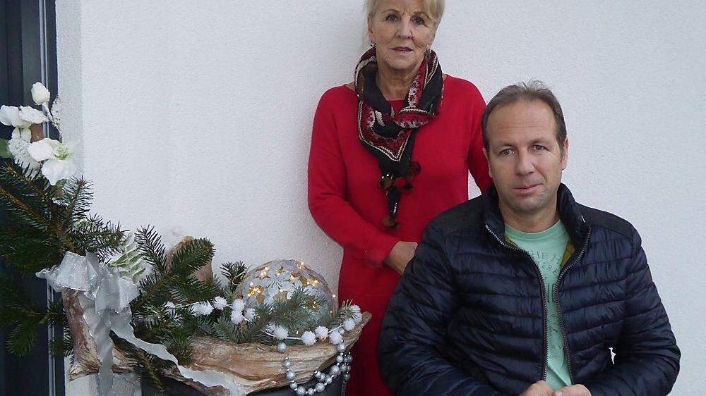 Mutter Brigitte Baumgartner kümmert sich seit dem Unfall mit viel Hingabe um ihren Sohn Uwe