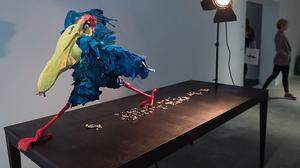  Blick auf die Figur &quot;A Thief Caught in the Act (Blue Pelican)&quot; der Künstler Nathalie Djurberg und Hans Berg 