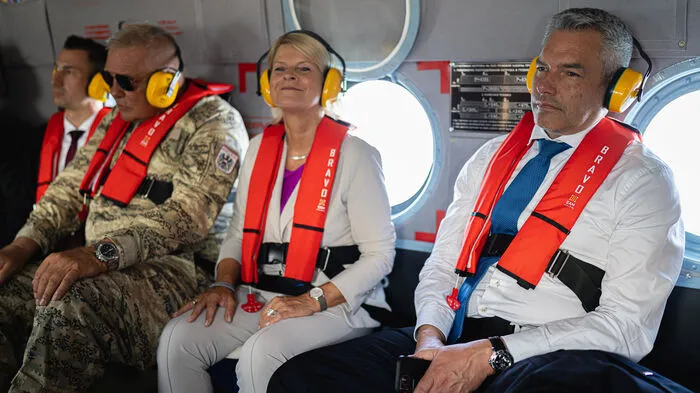 Nehammer und Tanner flogen mit einem noch in der Sowjetunion produzierten Hubschrauber in das UNIFIL-Gebiet. Der Kanzler dankte den Soldaten für ihren wichtigen Einsatz für Frieden und Stabilität in der Region. Dies sei eine wichtige Visitenkarte für Österreich.