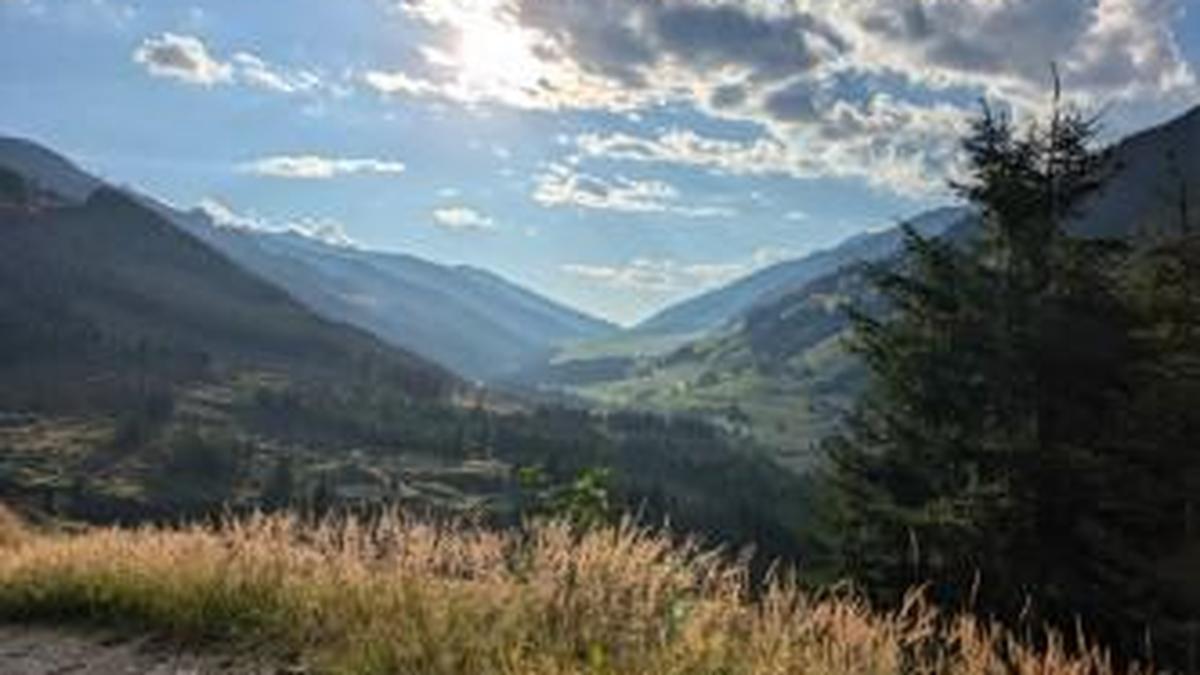 Blick ins westliche Lesachtal nahe Untertilliach: Der gerade Talverlauf zwischen Südtirol und Villach wird durch die Periadriatische Störung bestimmt