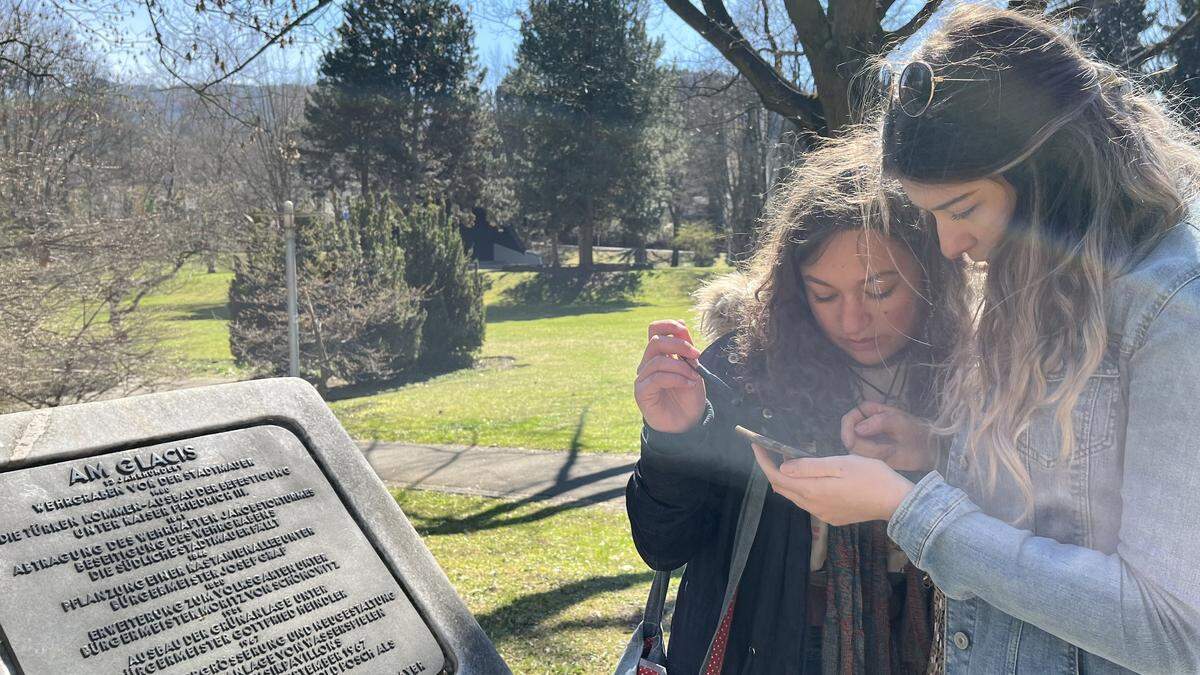 Das Leobener Ermittlerteam - Lena Bürßner und Sophia Jeitler - auf der Suche nach neuen Erkenntnissen im Leobener Glacispark