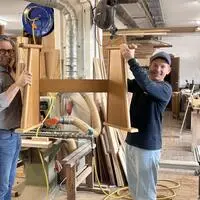 Wolfgang Stani (links), einer der beiden Firmenchefs, und Andi Knoll in der Tischlerei