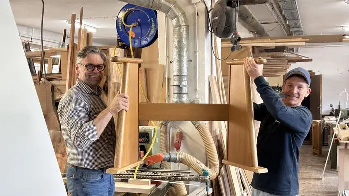 Wolfgang Stani (links), einer der beiden Firmenchefs, und Andi Knoll in der Tischlerei