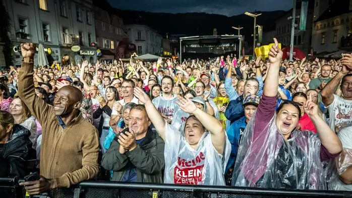 The Weather Girls, Boney M. und Village People heizten Sonntagabend den gut gelaunten und wetterfesten Besucherinnen und Besuchern beim Kleine Zeitung 80er-Open-Air am Hauptplatz in Leoben ordentlich ein.
