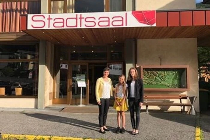 Dorli Perné (Pädagogin), Joya Jung (GTS-Schülerin), Natalie Gojer (CHS-Absolventin) nach der Gemeinderatssitzung (1. Tagesordnungspunkt)