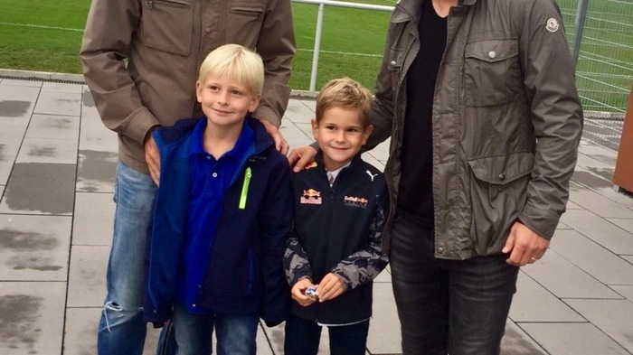 Die beiden Nachwuchs-kicker Kurt und Claus von der SU Tillmitsch trafen in Gralla die Sturmlegenden Mario Haas und Franco Foda. Das Foto schickte uns Leserreporter