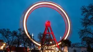 Das Wiener Riesenrad als rotes Rad in einer Aufnahme mit Langzeitbelichtung | Das rote Rad dreht sich in Wien weiter – nicht nur im Prater, sondern auch im Rathaus