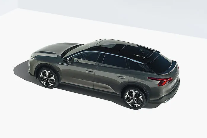 Und zwar als Promenadenmischung aus Limousine, Kombi und SUV – als C5 X. Im Vergleich zu herkömmlichen Vertretern des D-Segments steht die Karosserie höher, damit gehen sich ein bissl mehr Bodenfreiheit und eine erhabenere Sitzposition aus.