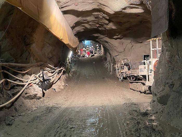Rettungskräfte im Tunnel