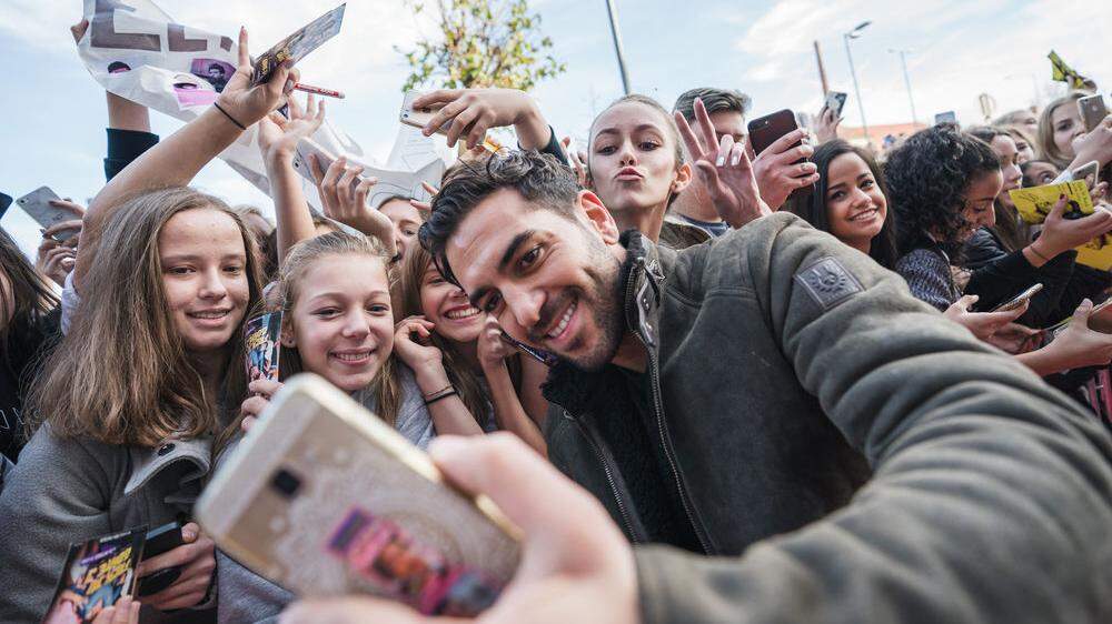 Hunderte junge Fans warteten auf Elyas M'Barek - und für viele davon gab es ein Selfie mit ihrem Star