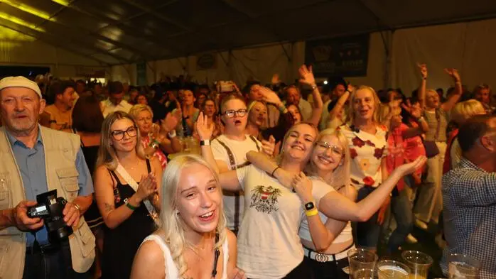 Riesenstimmung beim Zeltfest der FF Kliening. Klicken Sie sich durch die Bilder!