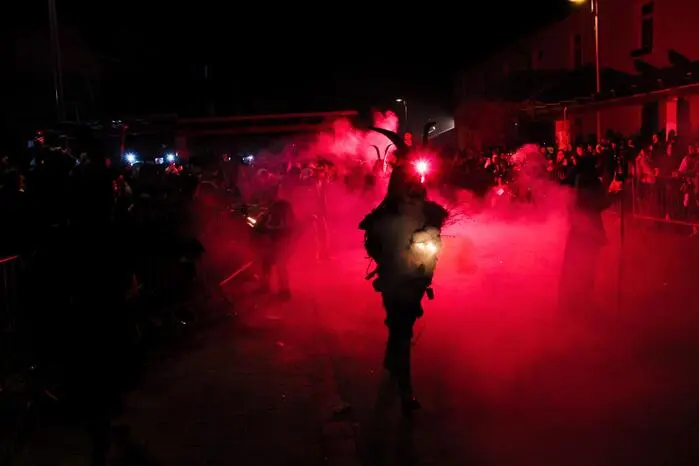 Ab Einbruch der Dunkelheit zogen die Gruppen mit aufwendig gestalteten Masken, mächtigen Glockengürteln und eindrucksvollen Feuershows vor rund 3500 Besuchern durch den Ort, bevor im Festzelt bei der After-Show-Party weitergefeiert wurde.