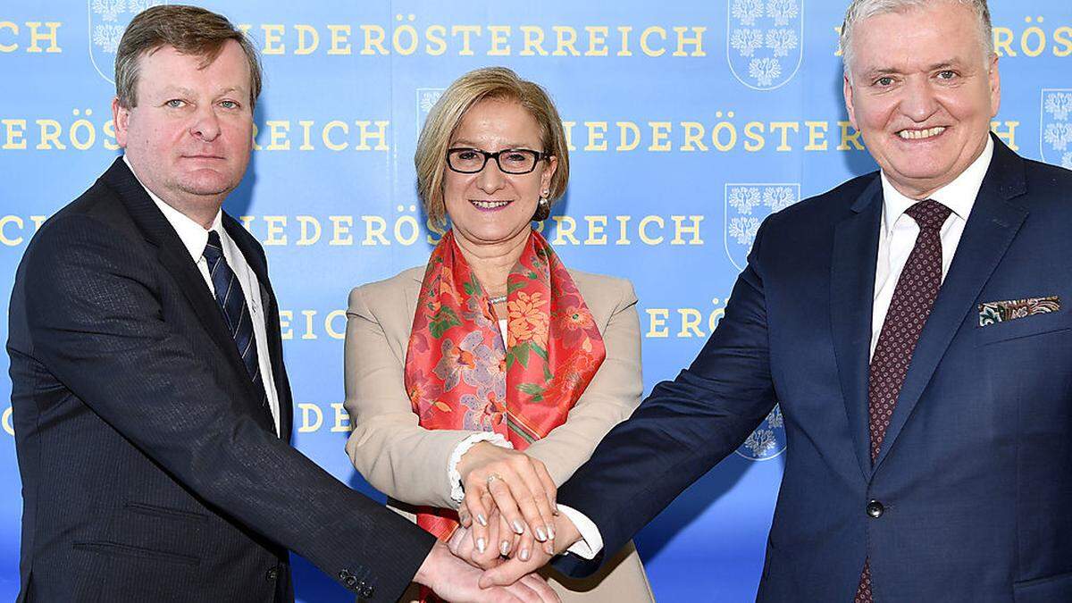Gottfried Waldhäusl mit LH Johanna Mikl-Leitner und SPÖ-Chef Franz Schnabl zu Beginn der Regierungsperiode 2018.