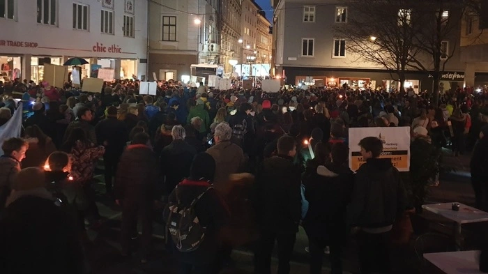 Freitagabend, 15. März: Kurz nach 18.30 Uhr startet...