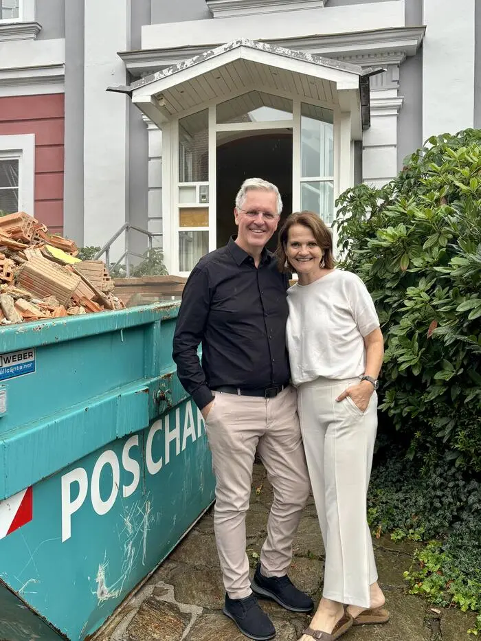 Heinz und Daniela Paier vor dem künftigen Gesundheitszentrum: Die Unternehmerfamilie hat das historische Gebäude erworben und investiert in dessen Umbau für die neue Primärversorgung