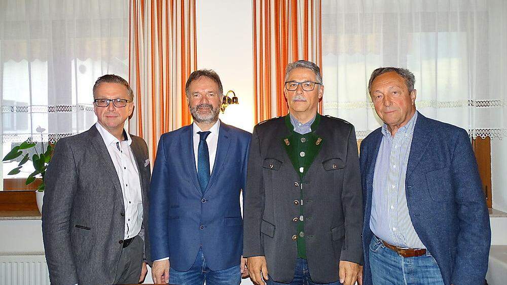 Helmut Linhart, Ewald Peer, Gerhard Feier und Franz Wede (v.l.n.r.) arbeiten zusammen 