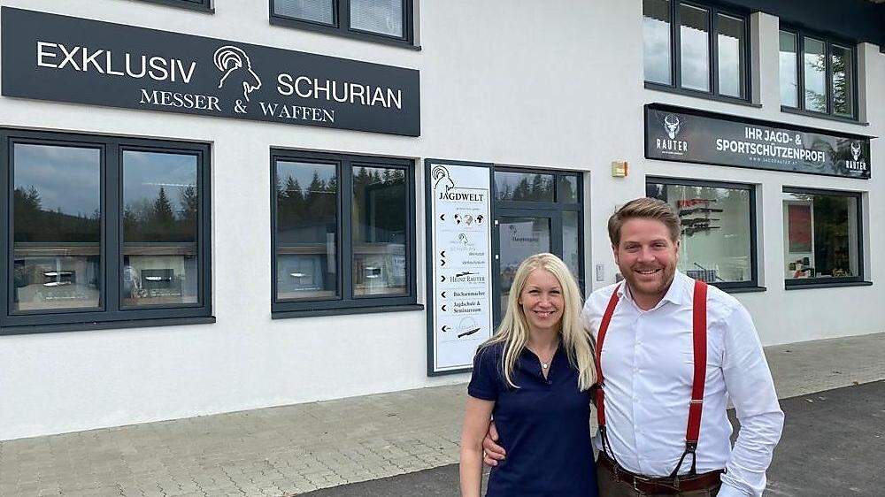 Marina und Thomas Schurian vor dem neuen Jagdkompetenzzentrum 