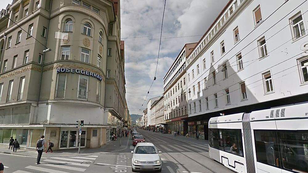 Ein Autofahrer kollidierte mit einer Straßenbahn: Auf Höhe Roseggerhaus in der Annenstraße mussten Bus und Tram umgeleitet werden