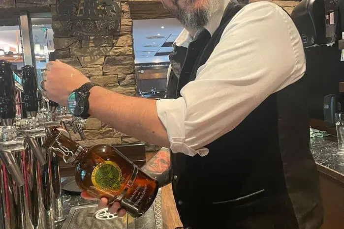 Rastislav Hirner, Kellner im Gösserbräu Leoben: „Ich bin seit über 26 Jahren in der Gastronomie tätig und habe in vier verschiedenen Ländern gearbeitet. Wir leben vom Trinkgeld. Dieses Geld ist in anderen Branchen bereits im Lohn enthalten, wir bekommen auch keine Wochenend- oder Feiertagszuschläge. Außerdem bemühen wir uns um das Trinkgeld. Ich verstehe nicht, wieso hier eine Abgabe eingehoben wird, weil es im Grunde ein Geschenk von einem Gast ist, um zu zeigen, dass man seine Arbeit gut gemacht hat.“