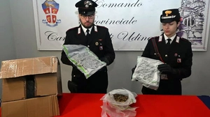 Udineser Carabinieri-Beamte mit dem Drogenfund