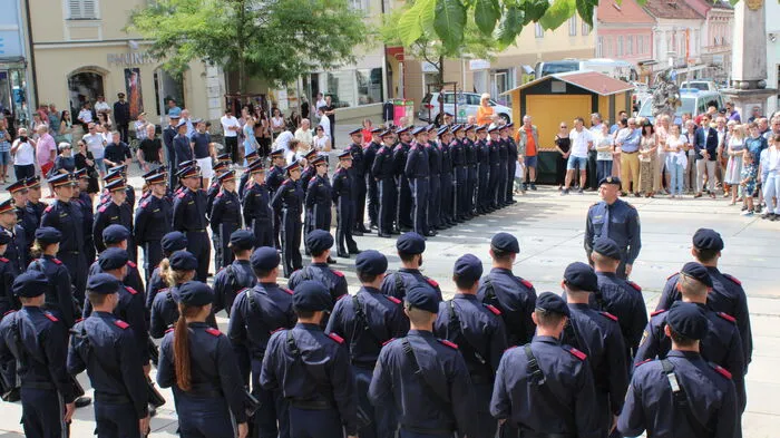 Großes Polizeiaufgebot Freitagmittag am Hauptplatz in Gleisdorf.