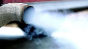 Den Motor am Stand sinnlos laufen lassen, ist in Österreich verboten - und kann teuer werden