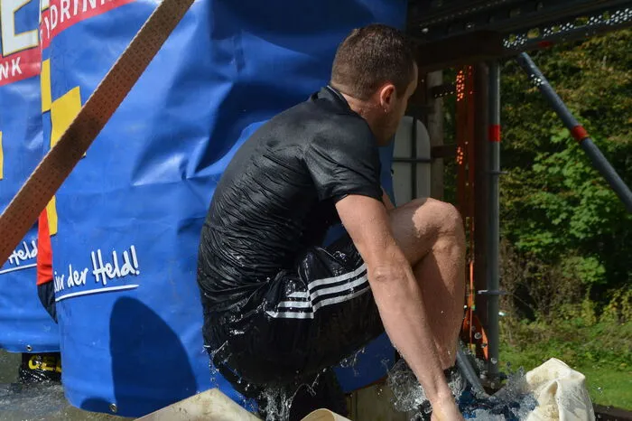 Die Teilnehmer - Jugendliche, Frauen und Männer - scheuten sich nicht, in Wasserlacken, die teilweise mit Schlamm angereichert waren, zu springen.