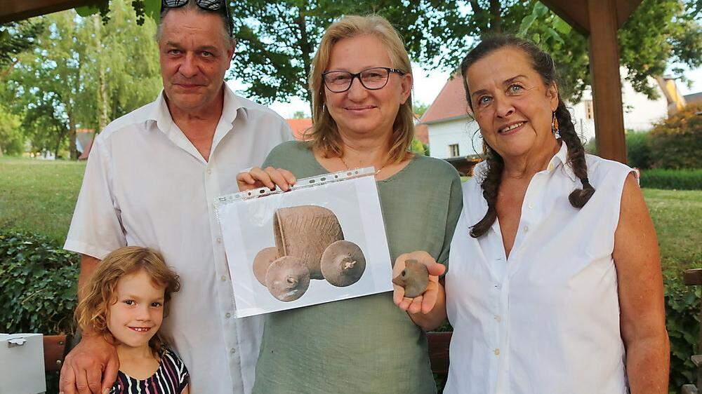 Wolfgang Neubauer, Maria Luise Berghold mit ihrem aufregenden Fundstück und Fundverwalterin Monika Winter
