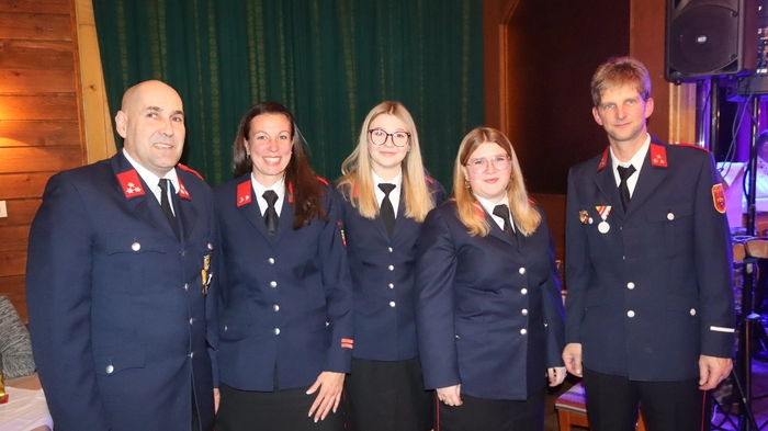 Viele Feuerwehrkameraden und - kameradinnen kamen zum Ball der FF Peratschitzen.