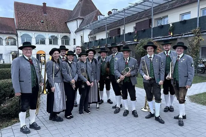 Musikalisch eingestimmt vom Gesangverein und dem Bläser-Ensemble des Musikvereins wurde im Schlosshof die Ausstellung Sonntagabend feierlich eröffnet. 