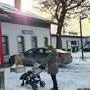 Eine Frau mit Kinderwagen steht vor einem verschlossenen Bahnhof. Es ist ein kühler Wintermorgen. | Der Wartebereich am Bahnhof Althofen blieb, trotz Minustemperaturen, verschlossen