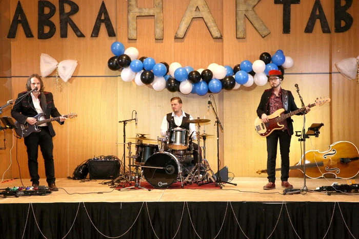 Übrigens: Für den passenden Sound im Ballsaal sorgte die Band „Strike“, ... 