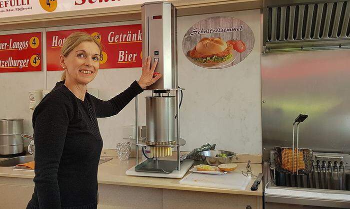 Edith aus Klagenfurt mit der Pommes-Maschine
