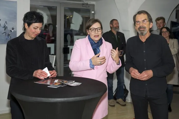 Bürgermeisterin Elke Florian lobte bei der Ausstellungseröffnung die Galerie als ein kooperatives Gemeinschaftsprojekt. Kurator Helmuth Ploschnitznigg stellte Anne Grassl als eine hervorragende Künstlerin mit unheimlich viel Kraft und viel Farbe vor.