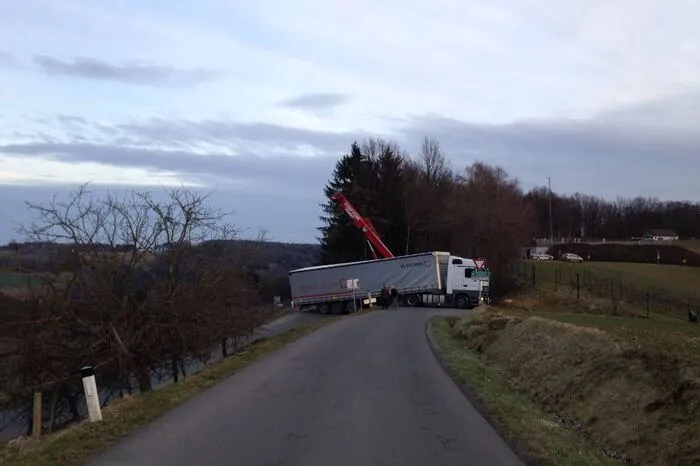 Wenn die Polizei einmal eine wirklich undurchbrechliche Straßensperre errichten will: Besser als mit einem quer-rangierten Sattelschlepper wie diesem kann man das nicht machen! Diese Sperre "errichtete" ein litauischer Fahrer im März 2016 auf einer Nebenstraße zwischen Krennach und Auersbach.