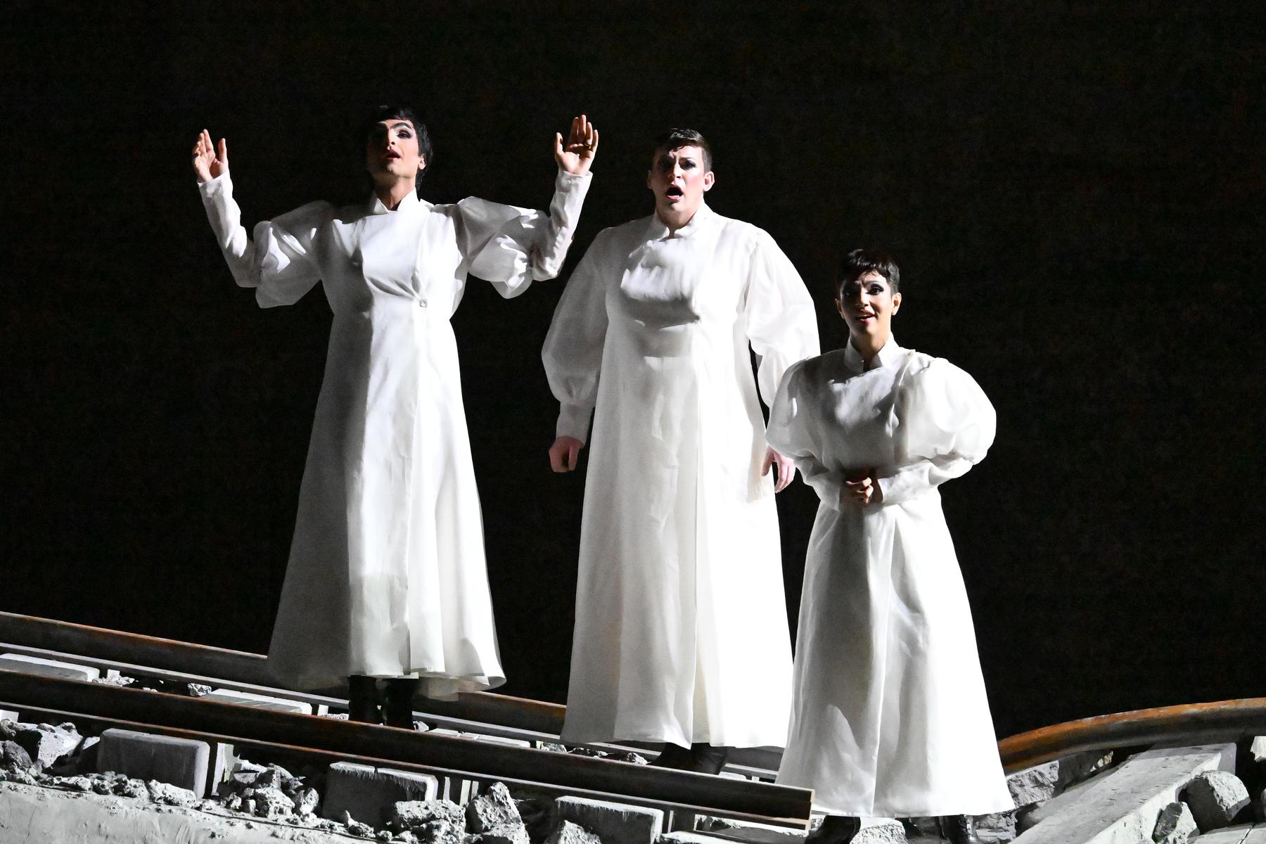 Salzburger Festspiele: „Drei Schwestern“ und das verordnete Unheil