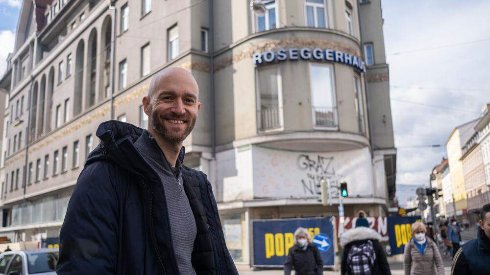 Niceshops-Geschäftsführer Christoph Schreiner vor der Baustelle 